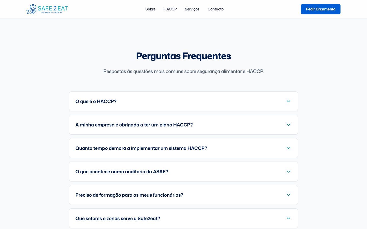The "Perguntas Frequentes" (Frequently Asked Questions) section of the Safe2eat website on a desktop screen: six questions about HACCP, ASAE and training, each in a panel with an arrow to open the answer.