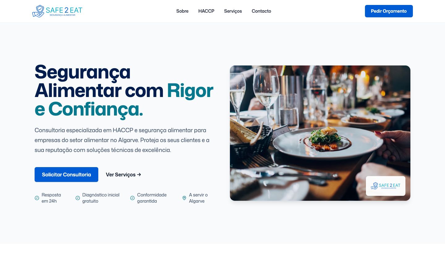 Página inicial do site da Safe2eat em computador: o título "Segurança Alimentar com Rigor e Confiança", dois botões ("Solicitar Consultoria" e "Ver Serviços") e uma fotografia de um prato servido numa mesa de restaurante.