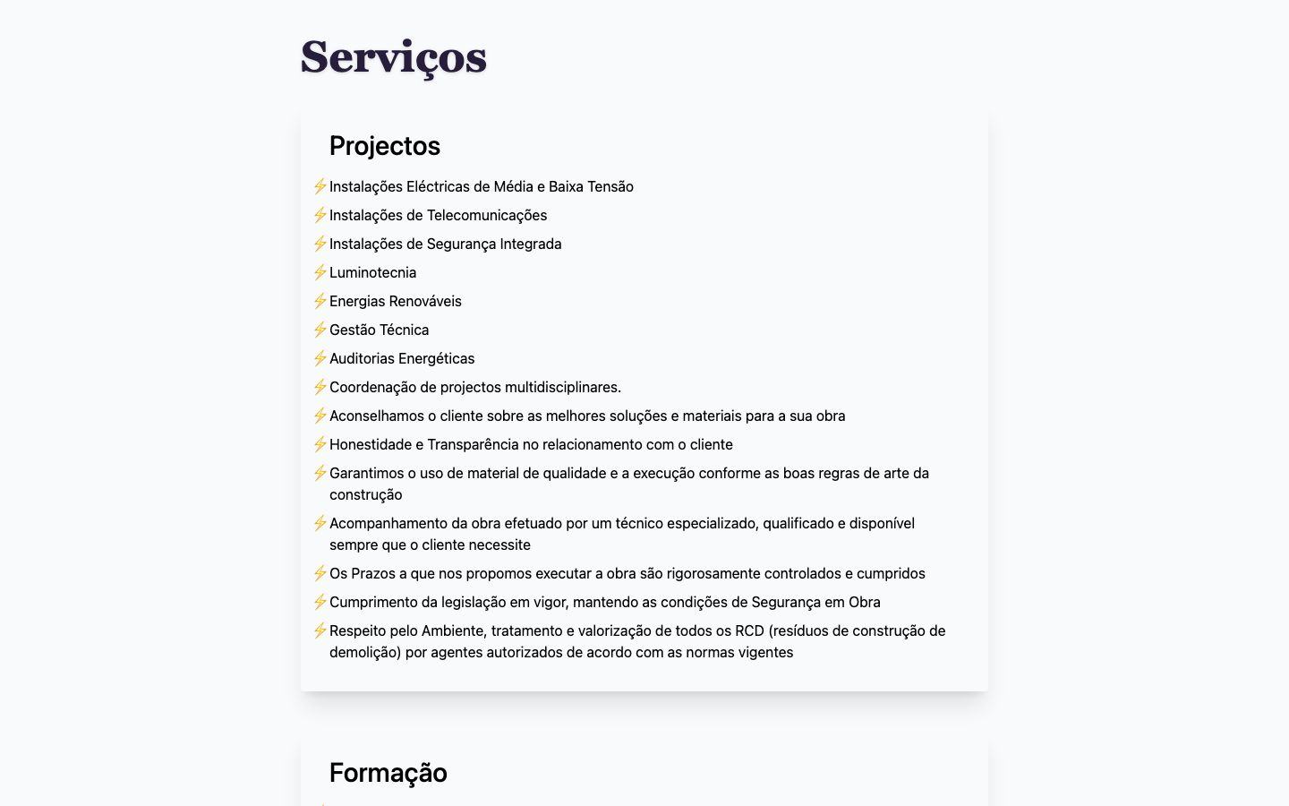 Secção "Serviços" do site da Engewatt em computador: uma lista de serviços de projetos de instalações elétricas, telecomunicações, segurança integrada, luminotecnia e energias renováveis, seguida do painel "Formação".