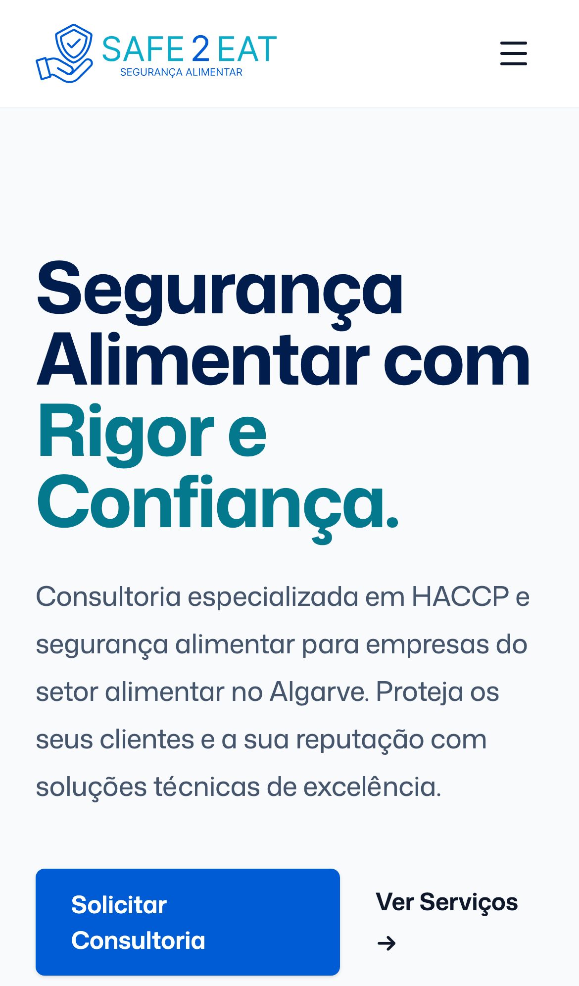 Home page of the Safe2eat website on a phone: the logo, the menu button, the headline "Segurança Alimentar com Rigor e Confiança", a sentence about HACCP consultancy in the Algarve and the "Solicitar Consultoria" button.